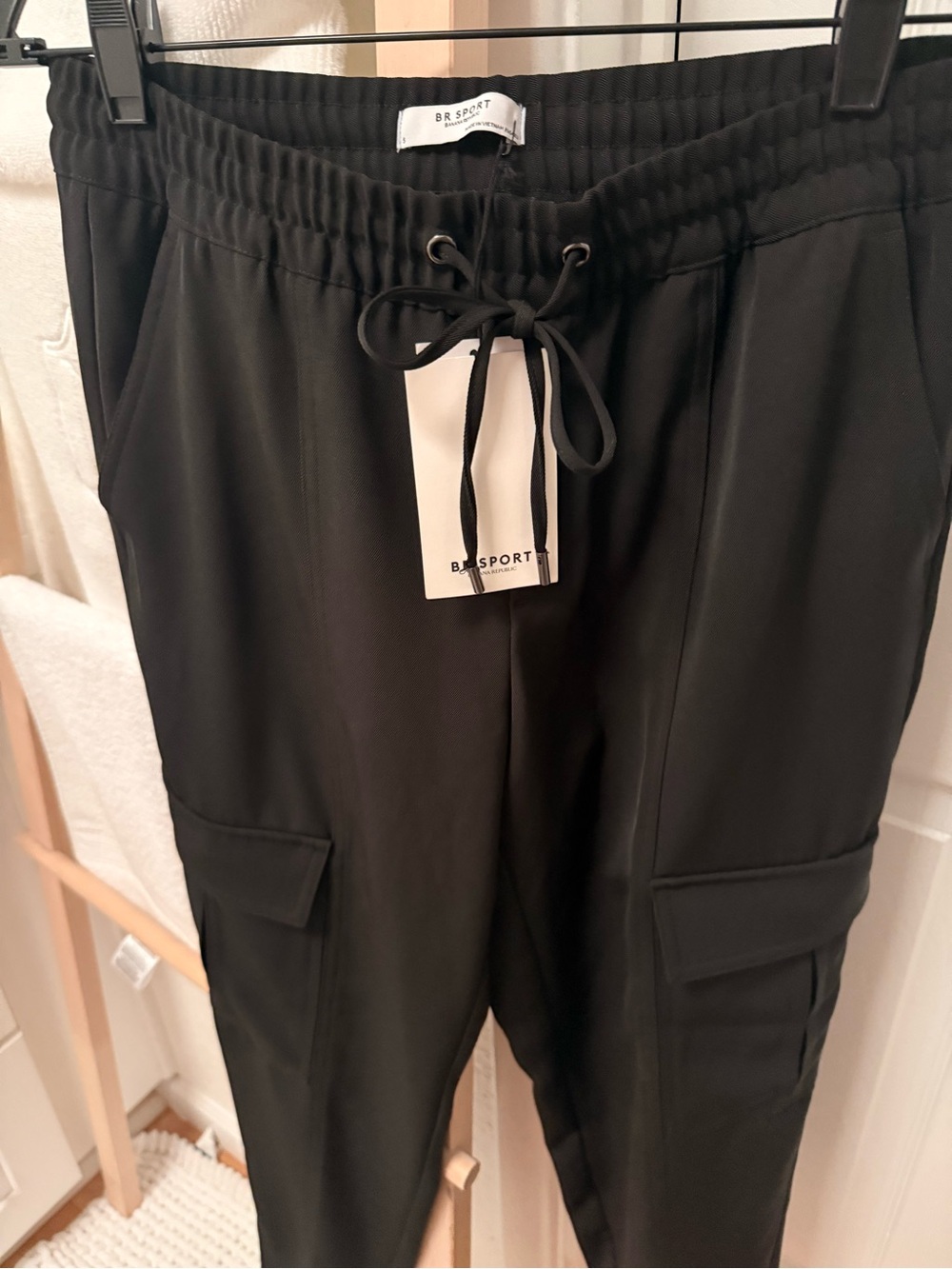 Women’s Banana Republic Black Cargo Jogger Pants with Drawstring